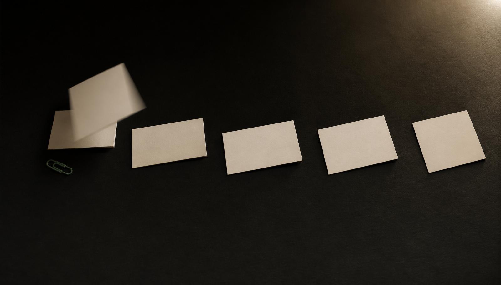 Sequência de flashcards de medicina espalhados representando intervalos de repetição espaçada